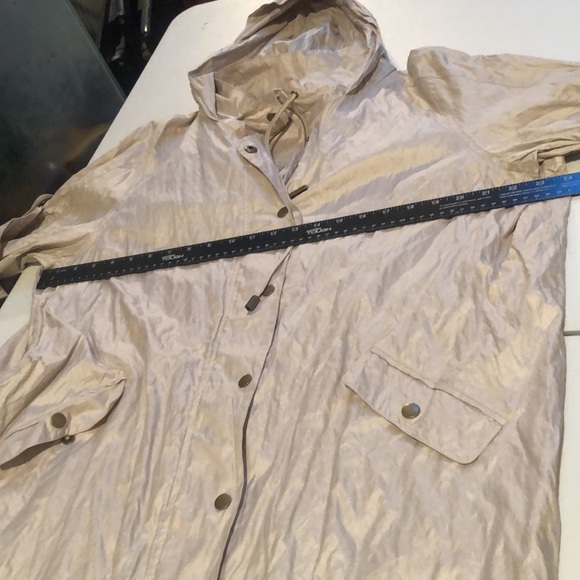 Chico’s Zenergy size XL 14-16 tan windbreaker with a bit of shimmer - Picture 11 of 16